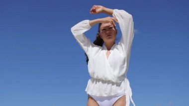 Beyazlı şehvetli kadın esintinin tadını çıkarıyor