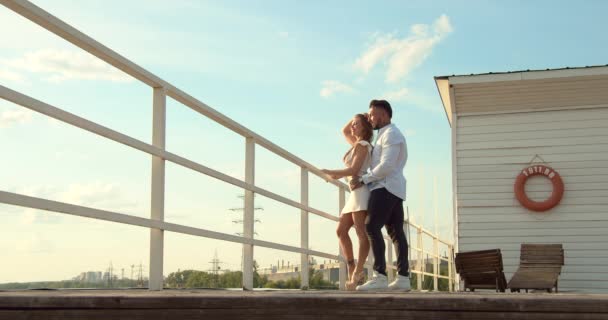 Paar steht im Sommer im Hafen — Stockvideo