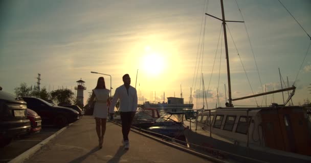 Couple romantique ayant rendez-vous sur le remblai au coucher du soleil — Video