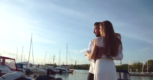 Romantyczna para z datą na nasypie o zachodzie słońca — Wideo stockowe