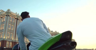 Moto scooter 'ı olan şık bir iş adamı