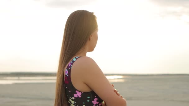 검은 비키니를 입고 서서 햇살을 즐기는 감각적 인 여성 — 비디오