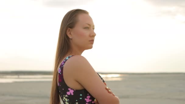 Mulher sensual de biquíni preto de pé e desfrutando do sol — Vídeo de Stock