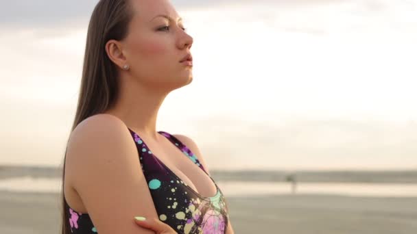 검은 비키니를 입고 서서 햇살을 즐기는 감각적 인 여성 — 비디오