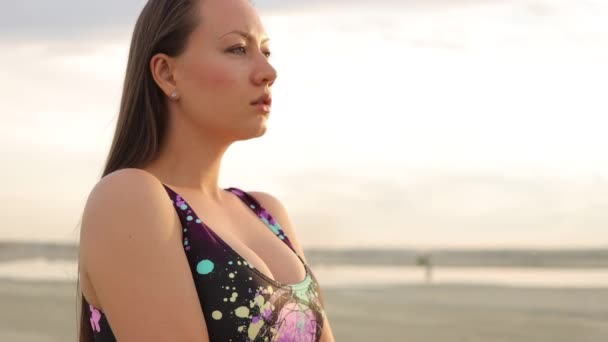 Mulher sensual de biquíni preto de pé e desfrutando do sol — Vídeo de Stock