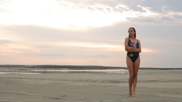 Sensuale donna in bikini nero in piedi e godendo del sole — Video Stock