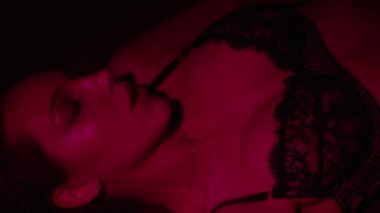 Dantelli iç çamaşırlı ve jartiyerli kadınları cezbediyor.