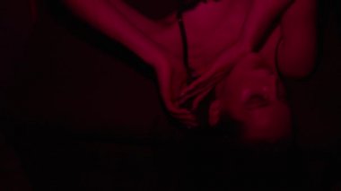 Dantelli iç çamaşırlı ve jartiyerli kadınları cezbediyor.