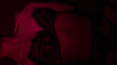 Dantelli iç çamaşırlı ve jartiyerli kadınları cezbediyor.