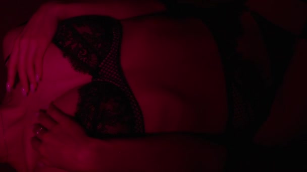 Lockande kvinna i spets underkläder och strumpeband på sängen — Stockvideo