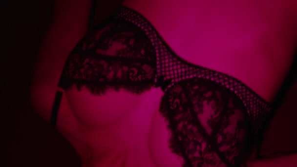 Verleidelijke vrouw in kant lingerie en kousen op bed — Stockvideo