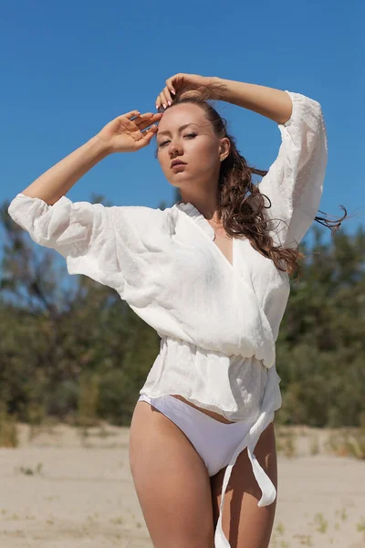 Zarif Beyaz Bluzuyla Çekici Genç Bir Bayan Model Elleri Başının — Stok fotoğraf
