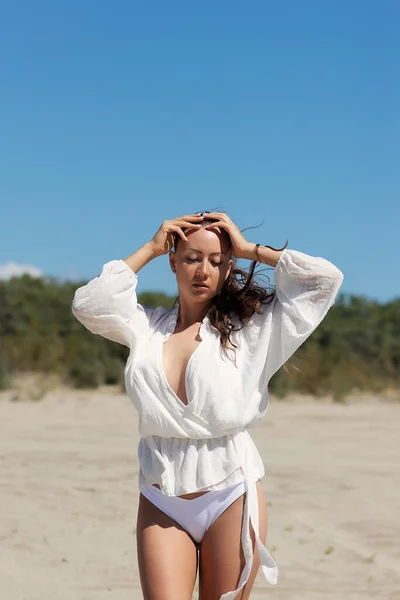 Charmantes Junges Weibliches Model Stylischer Weißer Bluse Mit Entblößter Brust — Stockfoto
