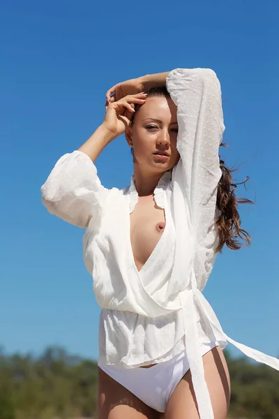 Attraktives Sinnliches Junges Weibliches Model Weißer Bluse Das Mit Geschlossenen — Stockfoto