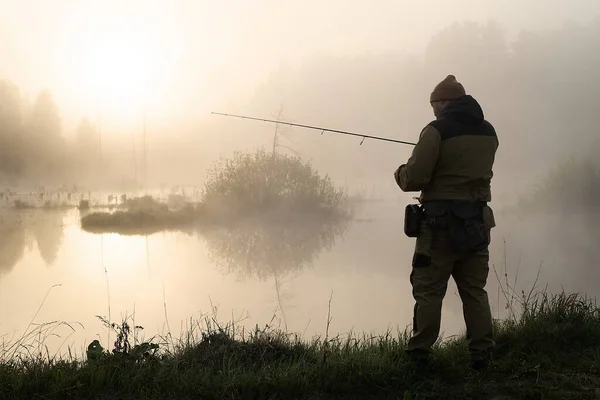 Анонимный Рыбак Стоящий Берегу Пруда Рыбалка Ранним Туманным Утром — стоковое фото