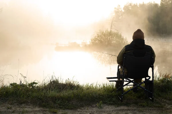 Rückansicht Eines Anonymen Fischers Der Ufer Des Teiches Steht Und — Stockfoto