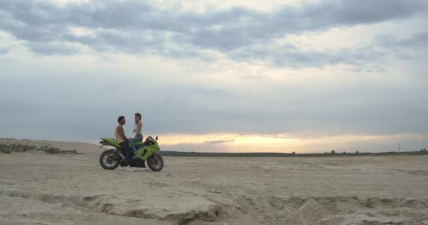 Pareja con estilo en moto en la playa — Vídeos de Stock