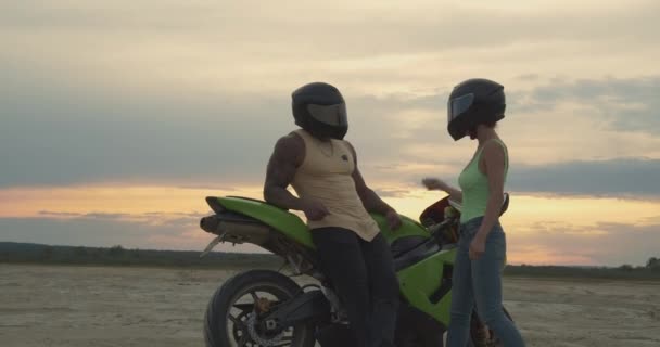 Coppia elegante in moto sulla spiaggia — Video Stock