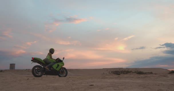 Cool woman in helmet on motorbike on beach — Stock Video