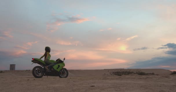 Mulher legal no capacete na moto na praia — Vídeo de Stock