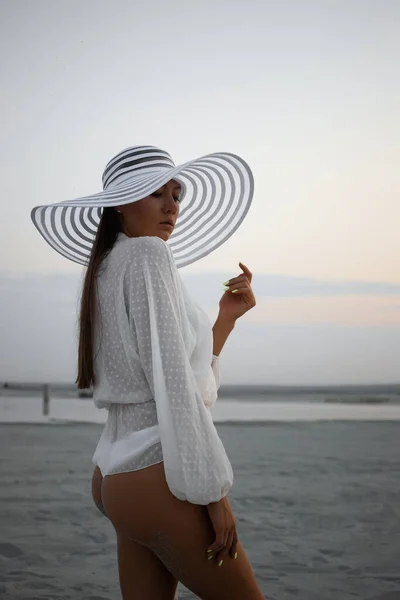 Zijaanzicht Van Verleidelijke Vrouw String Bikini Kanten Hemd Met Strandmuts — Stockfoto