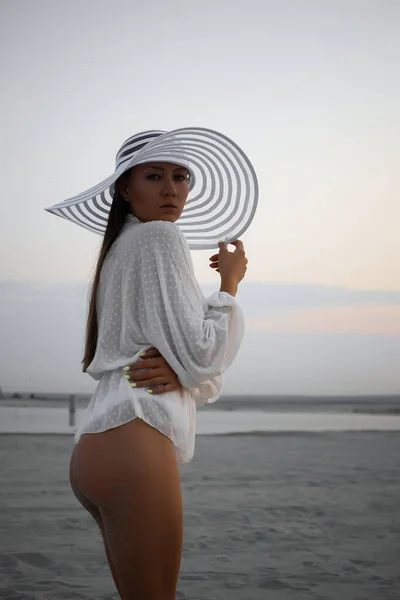 Vista Lateral Atractiva Mujer Bikini Tanga Camisa Encaje Con Sombrero —  Fotos de Stock
