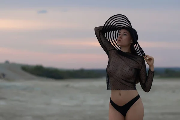 Drömmande Ung Smal Brunett Sexiga Genomskinliga Svarta Strandkläder Och Randig — Stockfoto