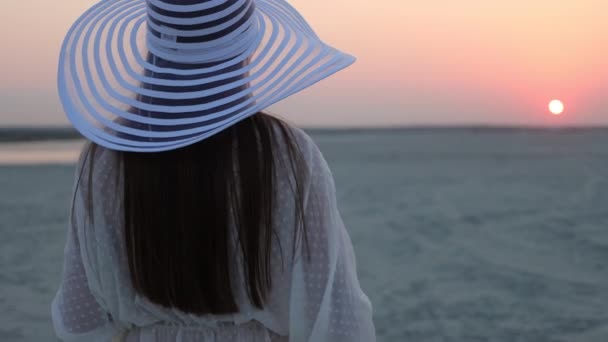 Elegante mujer con copa de vino descansando en la playa al atardecer — Vídeos de Stock