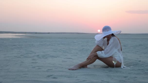 Κομψή γυναίκα στο καπέλο χαλαρώνοντας στην παραλία — Αρχείο Βίντεο