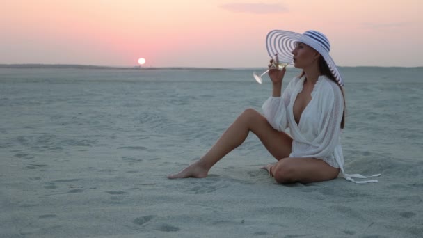 Mujer con estilo en sombrero relajante en la playa — Vídeos de Stock