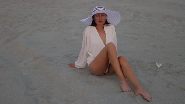 Femme élégante en chapeau relaxant sur la plage — Video