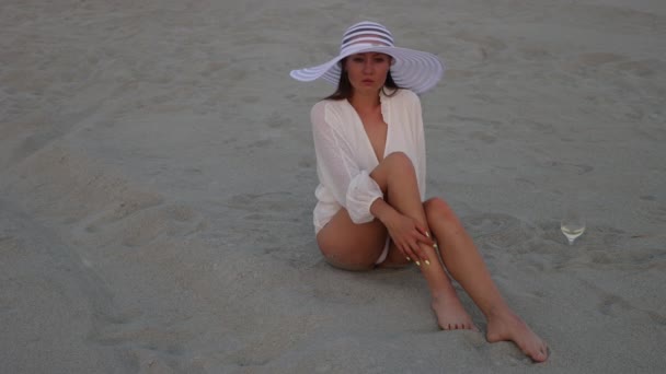 Mulher elegante em chapéu relaxante na praia — Vídeo de Stock