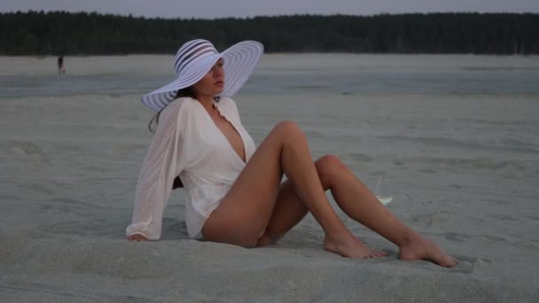 Mulher elegante em chapéu relaxante na praia — Vídeo de Stock