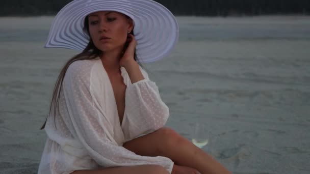 Mujer con estilo en sombrero relajante en la playa — Vídeos de Stock