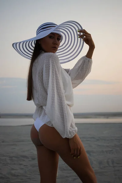 Vista Lateral Atractiva Mujer Bikini Tanga Camisa Encaje Con Sombrero —  Fotos de Stock