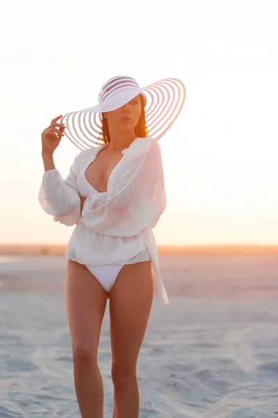 Sensual Modelo Joven Con Bikini Blanco Con Camisa Sombrero Elegante —  Fotos de Stock