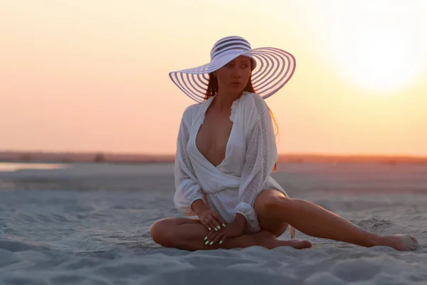 Ganzkörperverführerische Frau Sexy Hemd Und Hut Sitzt Sinnlich Sandstrand Sonnenuntergang — Stockfoto