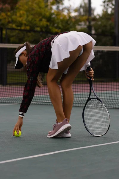 Mujer Delgada Cuerpo Completo Uniforme Blanco Con Raqueta Jugando Tenis —  Fotos de Stock