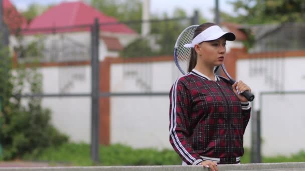 Förförisk självsäker kvinna spelar tennis på planen — Stockvideo