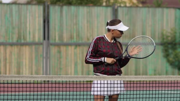 Förförisk självsäker kvinna spelar tennis på planen — Stockvideo