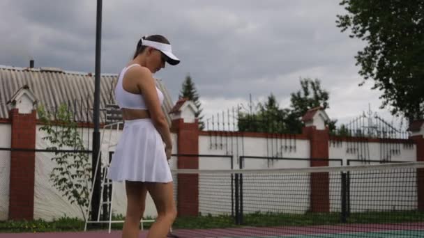 Crop kvinna spelar tennis på planen — Stockvideo