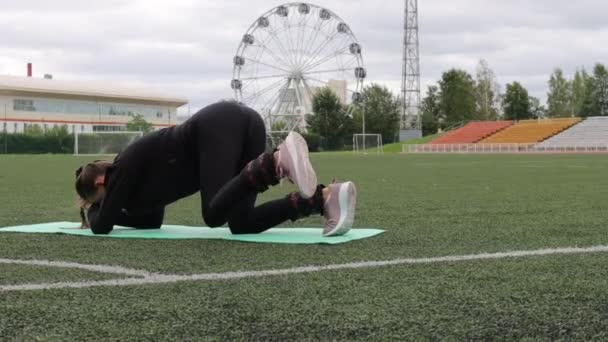 Graciösa Slim Woman värmer upp på City Stadium — Stockvideo