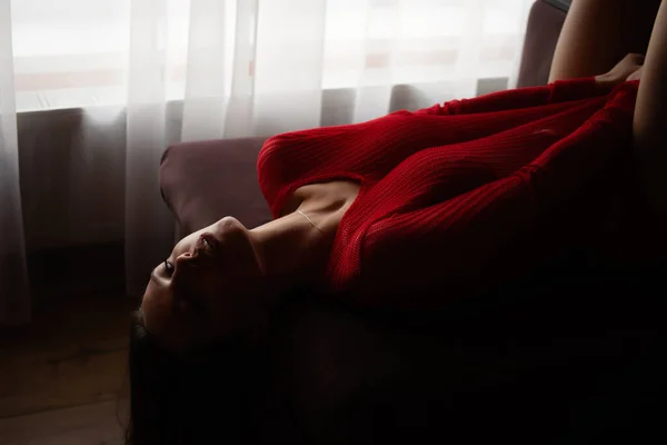 Высокоугольный Вид Сбоку Чувственной Молодой Женщины Красном Вязаном Свитере Сексуальных — стоковое фото