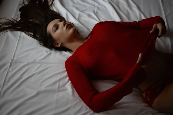 스웨터를 관능적 침대에 레이스빨간 — 스톡 사진