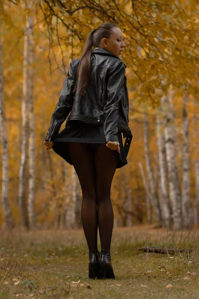 Moda Otoño Estacional Mujer Joven Moderna Con Ropa Abrigo Moda — Foto de Stock