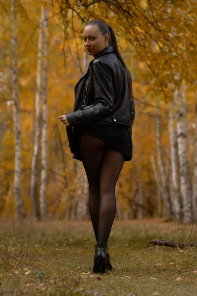Sezónní Podzimní Móda Moderní Mladá Žena Nosí Módní Teplé Oblečení — Stock fotografie