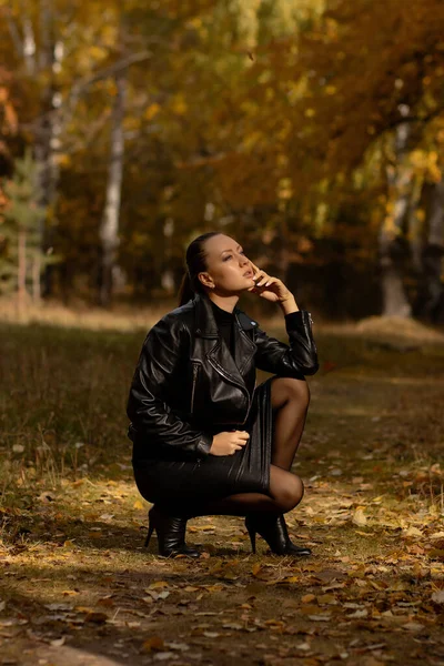 Moda Otoño Estacional Mujer Joven Moderna Con Ropa Abrigo Moda — Foto de Stock