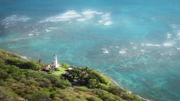 紺碧の海に囲まれた白い灯台 ハワイ州ホノルル近くのダイヤモンドヘッドルックアウトで撮影 — ストック写真