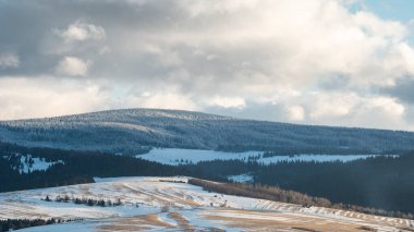 Çayırları ve ormanı karla kaplı tepeler, Orava bölgesinde gün batımından önce çekildi, Slovakya, Avrupa