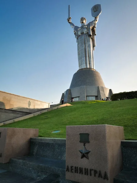 Monumento a la Madre Patria en Kiev, Ucrania filmado al atardecer — Foto de Stock
